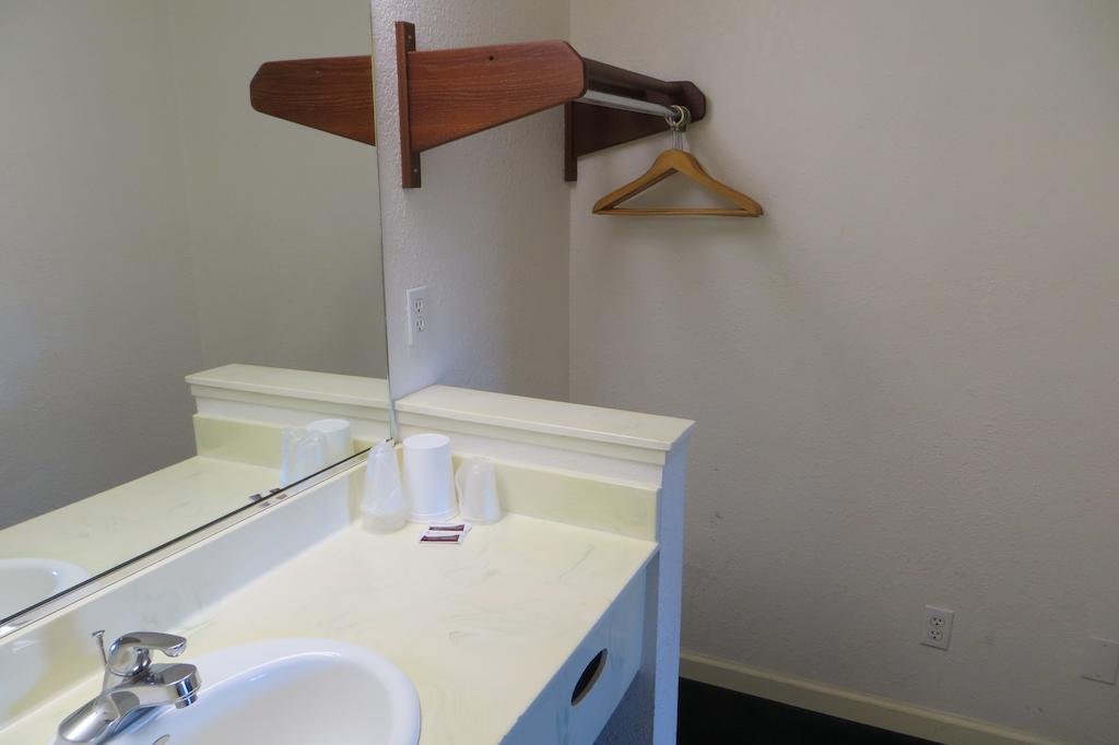 Capri Motel Redwood City Room photo